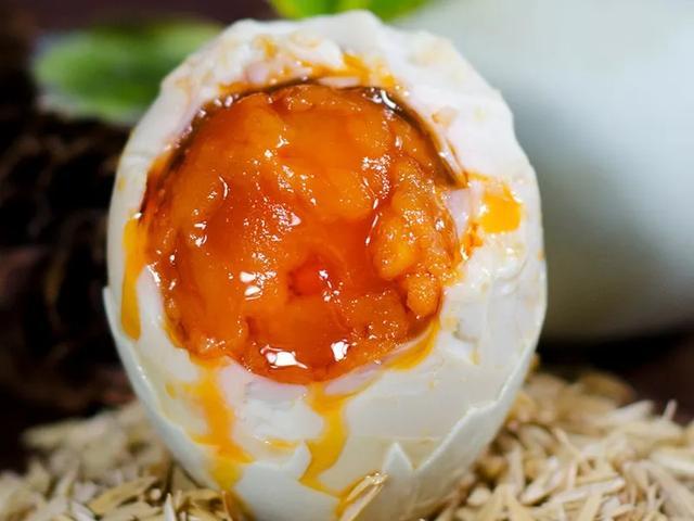 现在腌咸鸭蛋最合适，3步搞定，半个月就能吃，个个金黄起沙流油