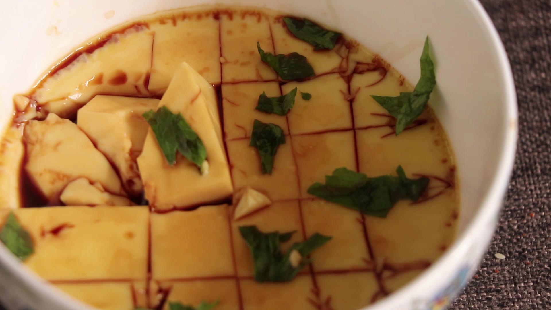 如何蒸出细滑鲜嫩的鸡蛋羹,蒸鸡蛋羹要怎么蒸出光滑的表面