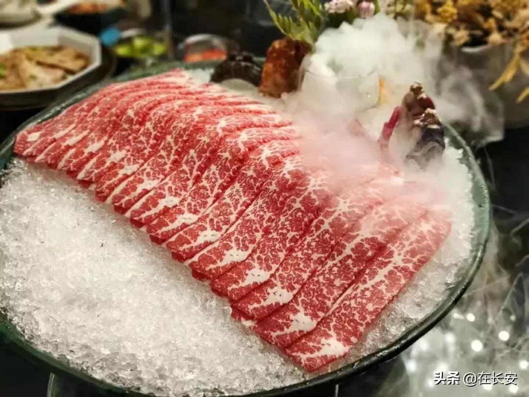 小火锅锅底有六种口味满足你,一桌小火锅