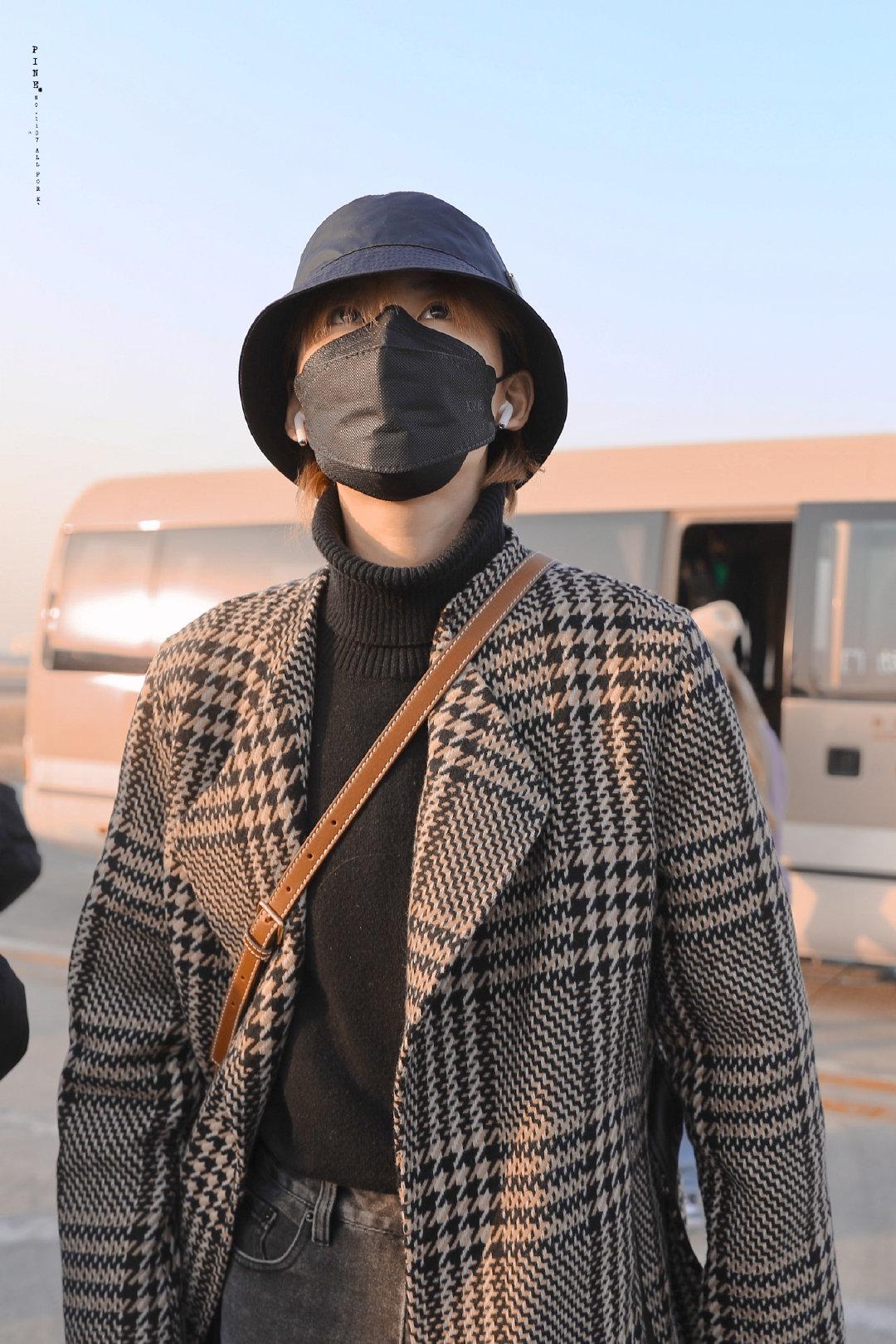 陆柯燃机场西装,陆柯燃机场蓝衣服