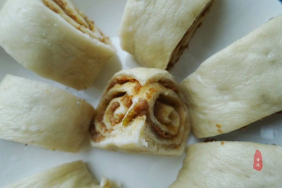 懒笼比包子、饺子都省事,盘在笼屉中,蒸熟后切开,家人分着吃