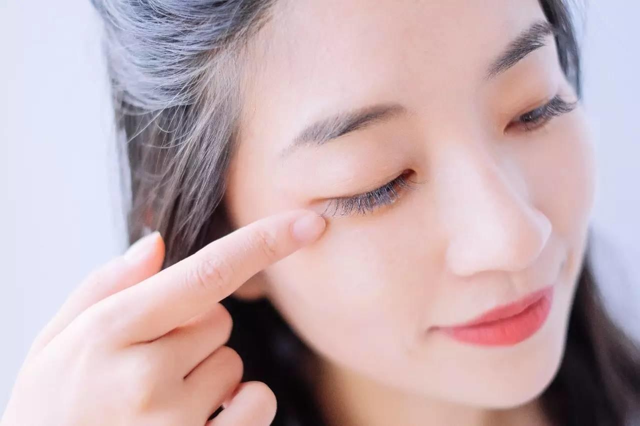 睫毛偏硬还容易塌,睫毛一刷就塌怎么回事