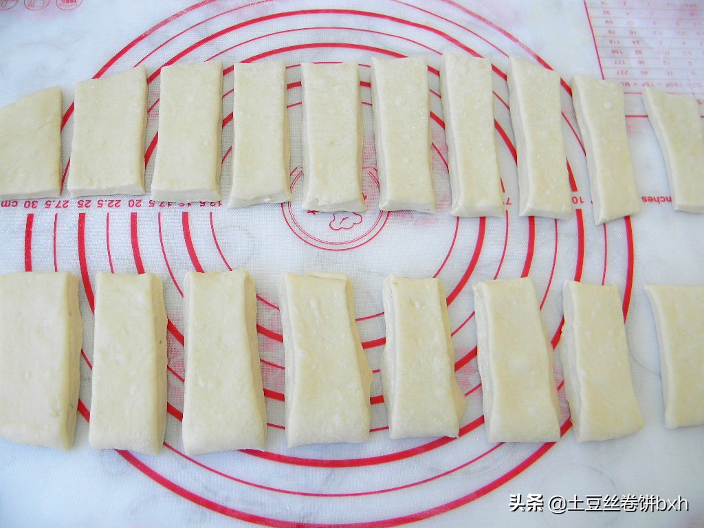 网红酸奶油条怎么做又蓬松又香,冷冻网红酸奶奶油大油条做法