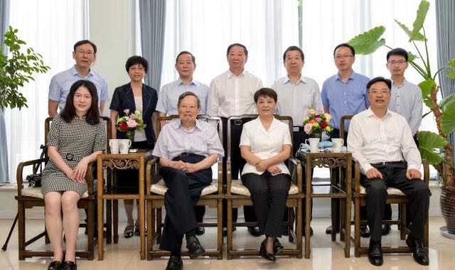 28岁翁帆嫁82岁杨振宁,相差54岁祖孙恋,16年来幸福吗?