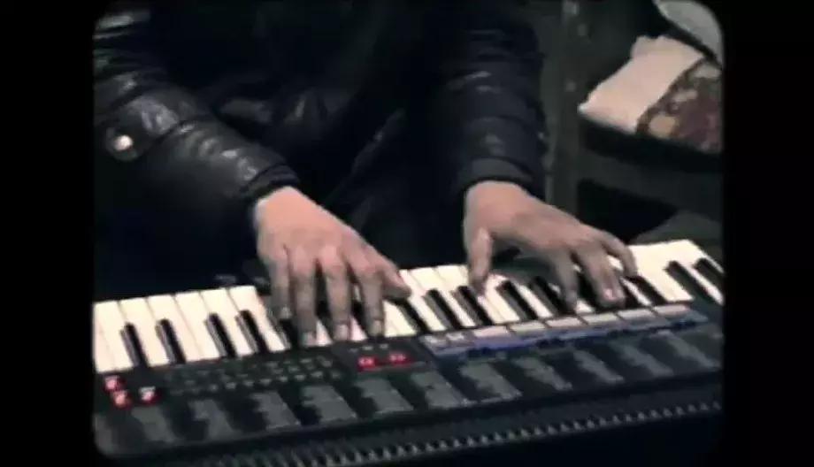 删*片毛**，讲荤段子，还不洗澡，但他教出的学生却能为刘德华写歌