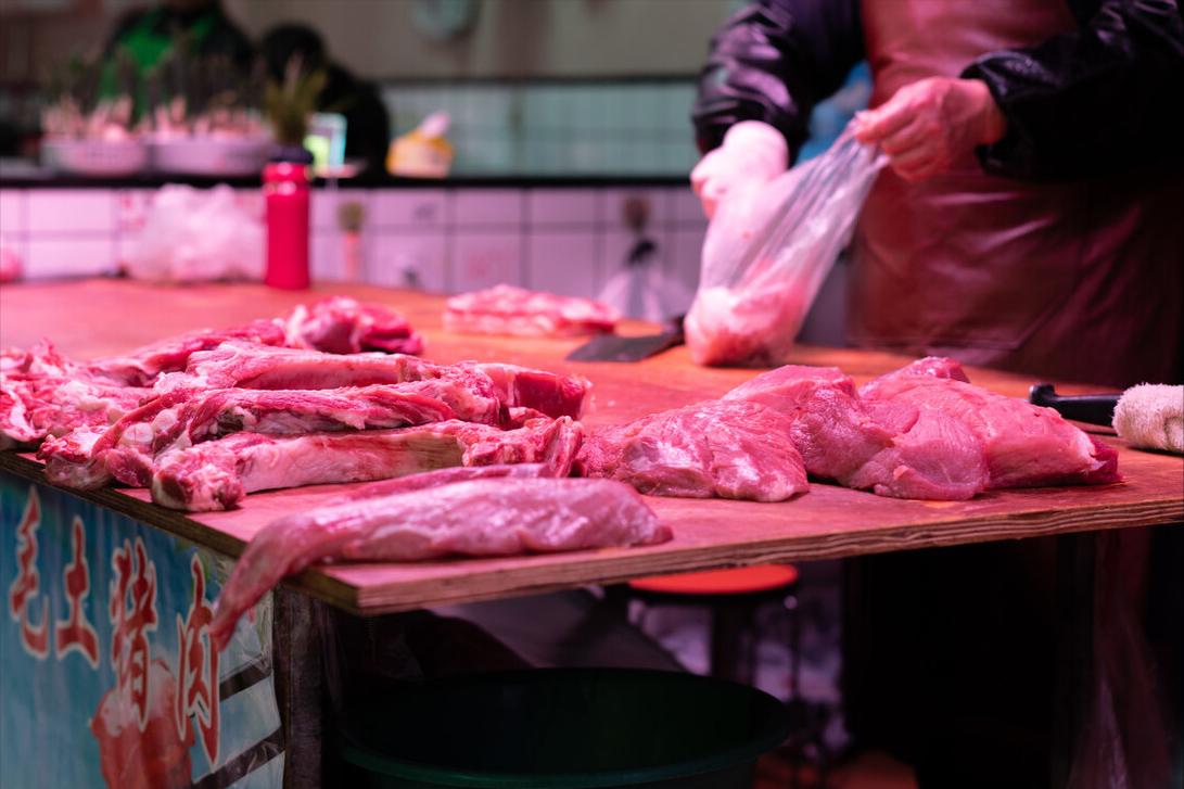 抹了硼砂的猪肉怎么区别,硼砂猪肉吃了会出现什么反应