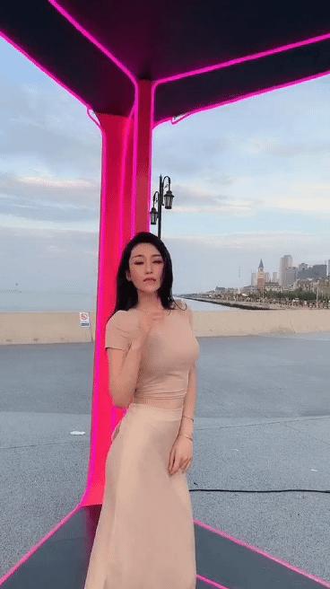 gif搞笑动图给我两块钱,把钱买完的搞笑图片