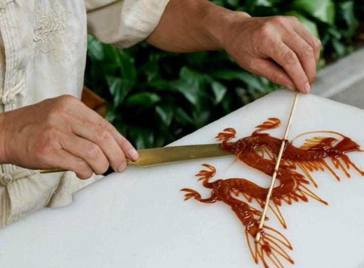 77岁的农村大爷卖货幕后,72岁大爷摆摊卖糖画