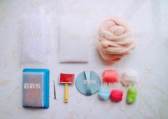 翻出收快递的泡沫纸，我家妞多了一顶可爱的帽子