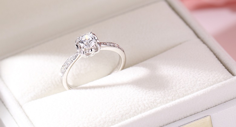 挚爱见证的钻戒，指间玫瑰永不凋零