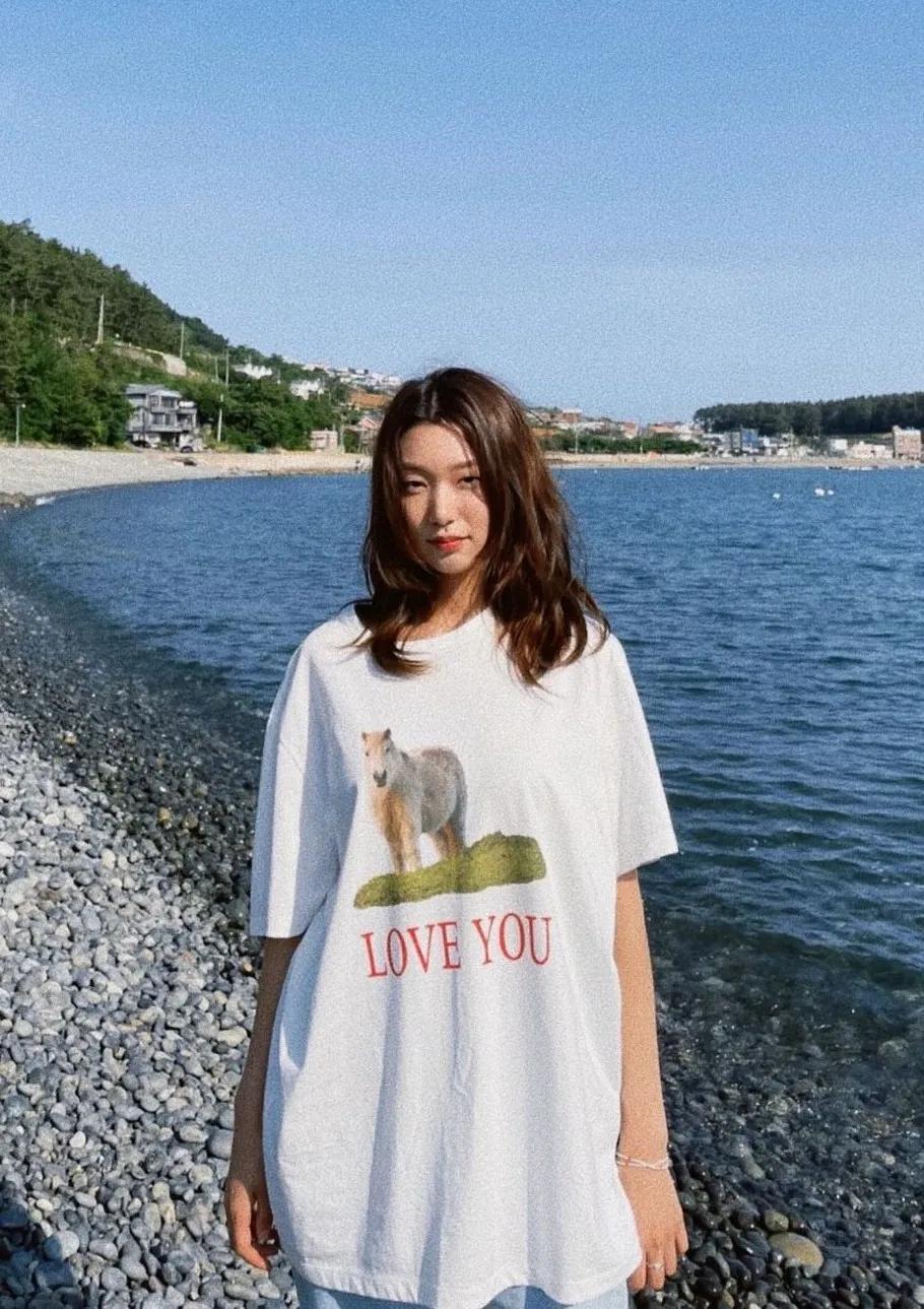 这个被嘲矮的超模火了！一脸硬伤，为啥还被Dior、Prada抢着宠？