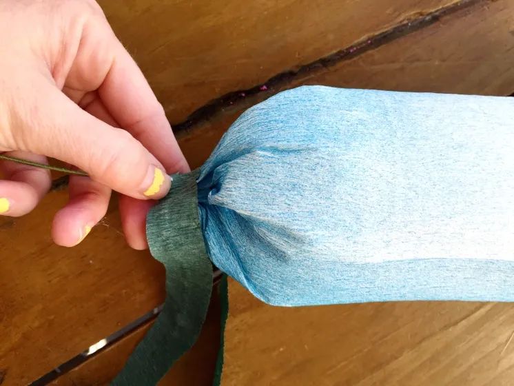 用手工纸做出来的花型装饰,软皱纹纸手工花