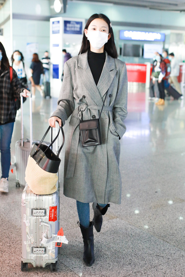 陈瑶长发披肩图片,陈瑶酷黑吊带长裙造型