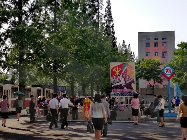 朝鲜街头很少有卖煎饼果子、油条豆腐脑,人们不习惯在外边吃早餐