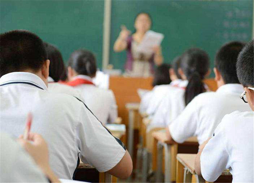 幼儿园老师在家长群里发错信息了,幼儿园发错群信息教师怎么道歉