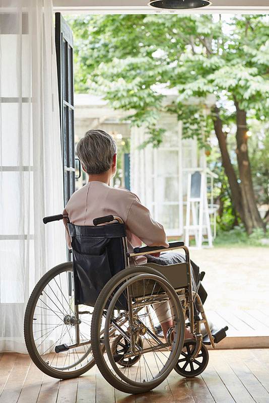 对门老人去世了我要去吗,家对面的老太太去世了