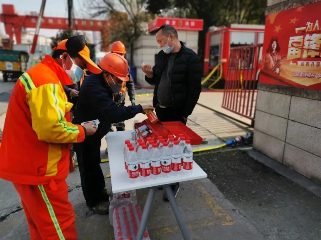 他一直都在诗歌,她一直都在作文600字