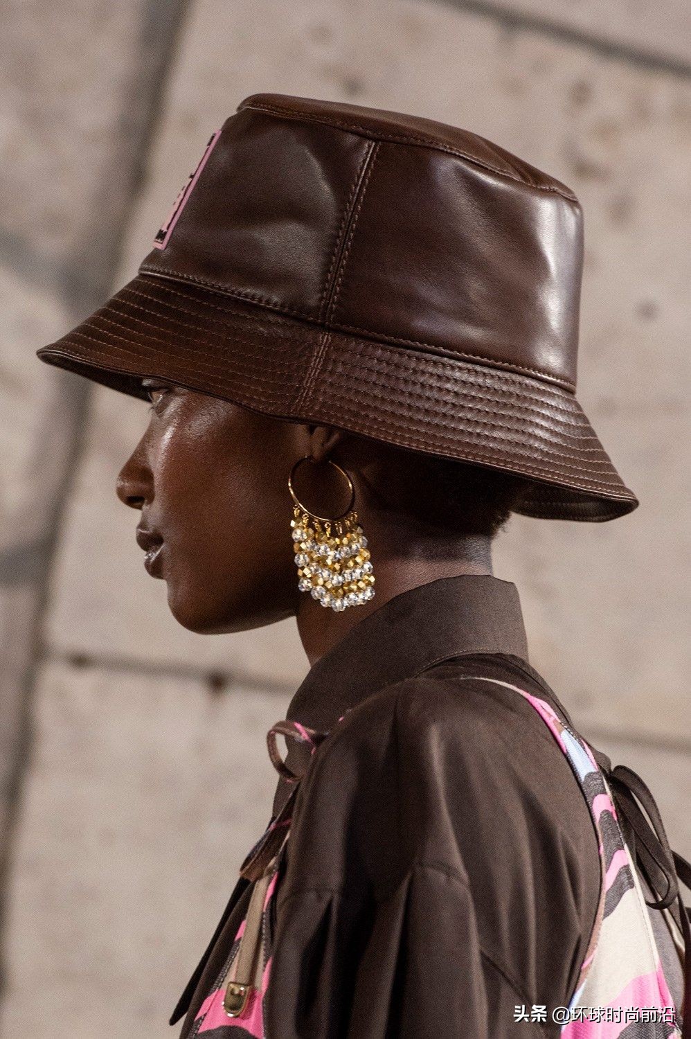 适合冬季脸大显脸小的帽子 (大圆脸适合什么帽子秋冬)