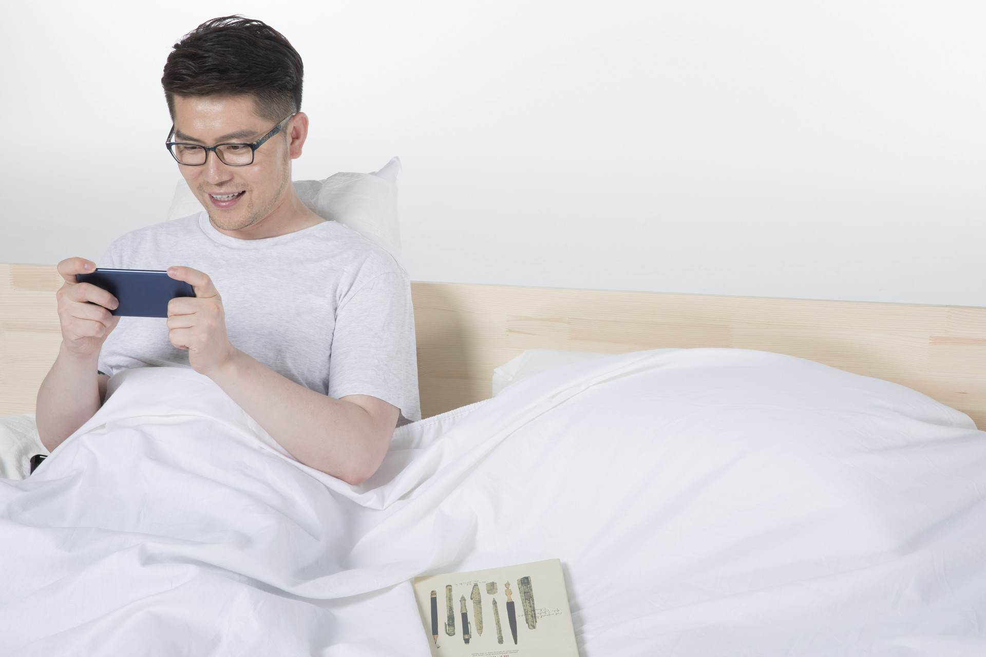 两个动作改善脖子不舒服,低头看手机脖子运动缓解