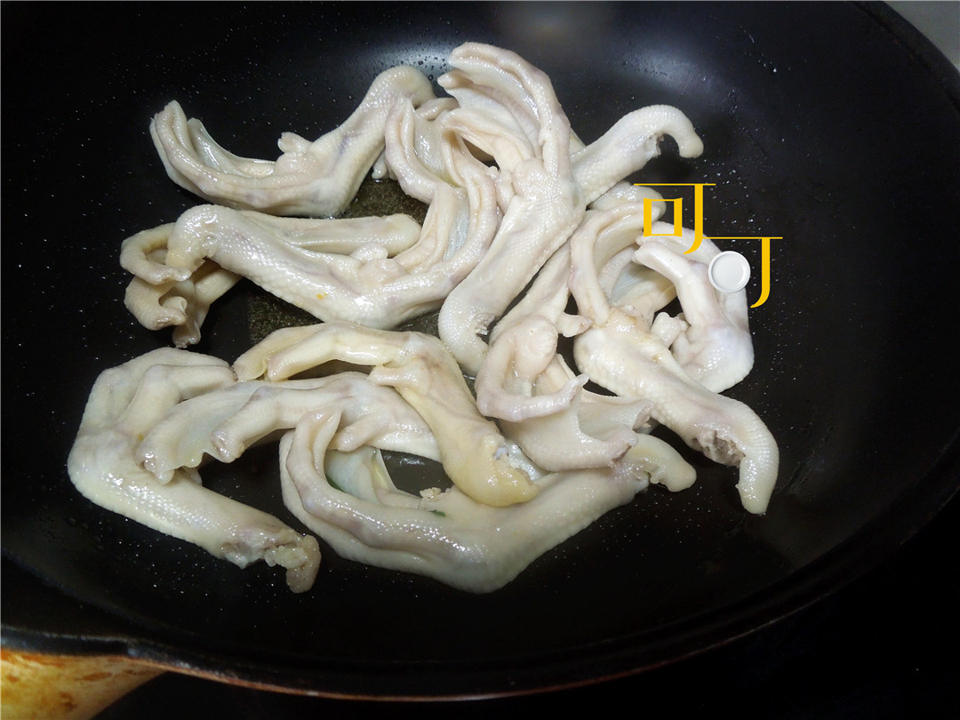 香辣爽口的鸭掌啃上一口停不下来,香辣卤鸭掌的做法