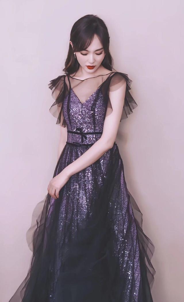 唐嫣银色亮面羽绒服保暖又时尚,唐嫣羽绒服冬季穿搭