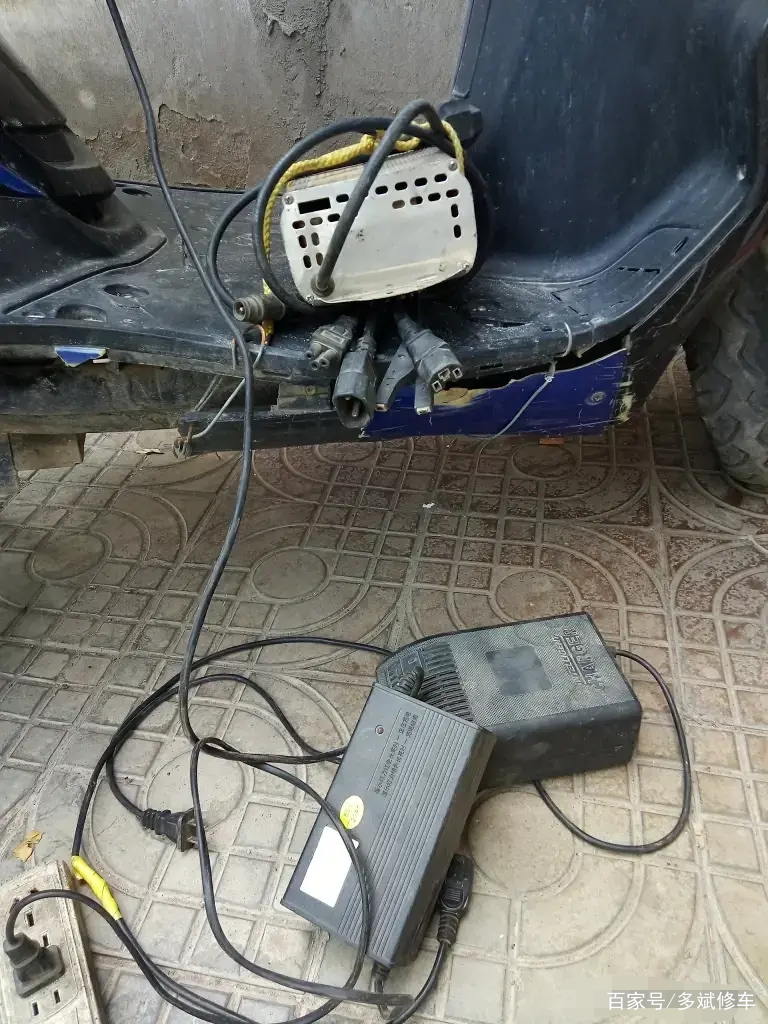 电动车电池充电鼓包充电器会坏吧,电动车电池充电器怎么保护