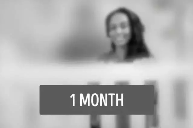 李亚男晒二胎女儿满月照,吸吮手指软萌可爱!附1-2月宝宝早教