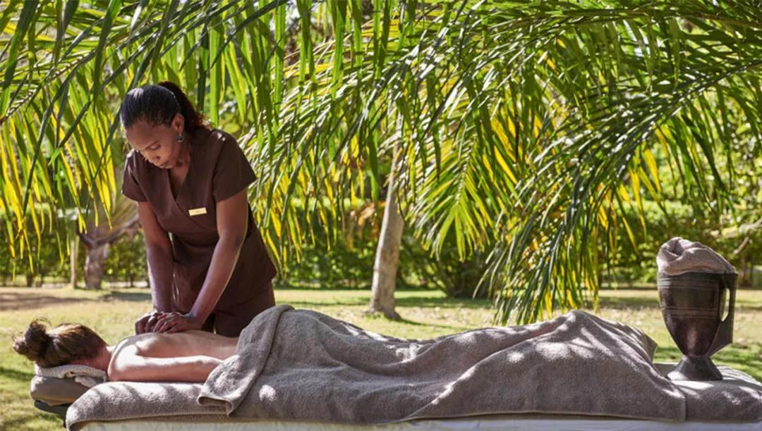 世间稀有的白色长颈鹿母子，在非洲被残忍猎杀，发现时只剩骨骼