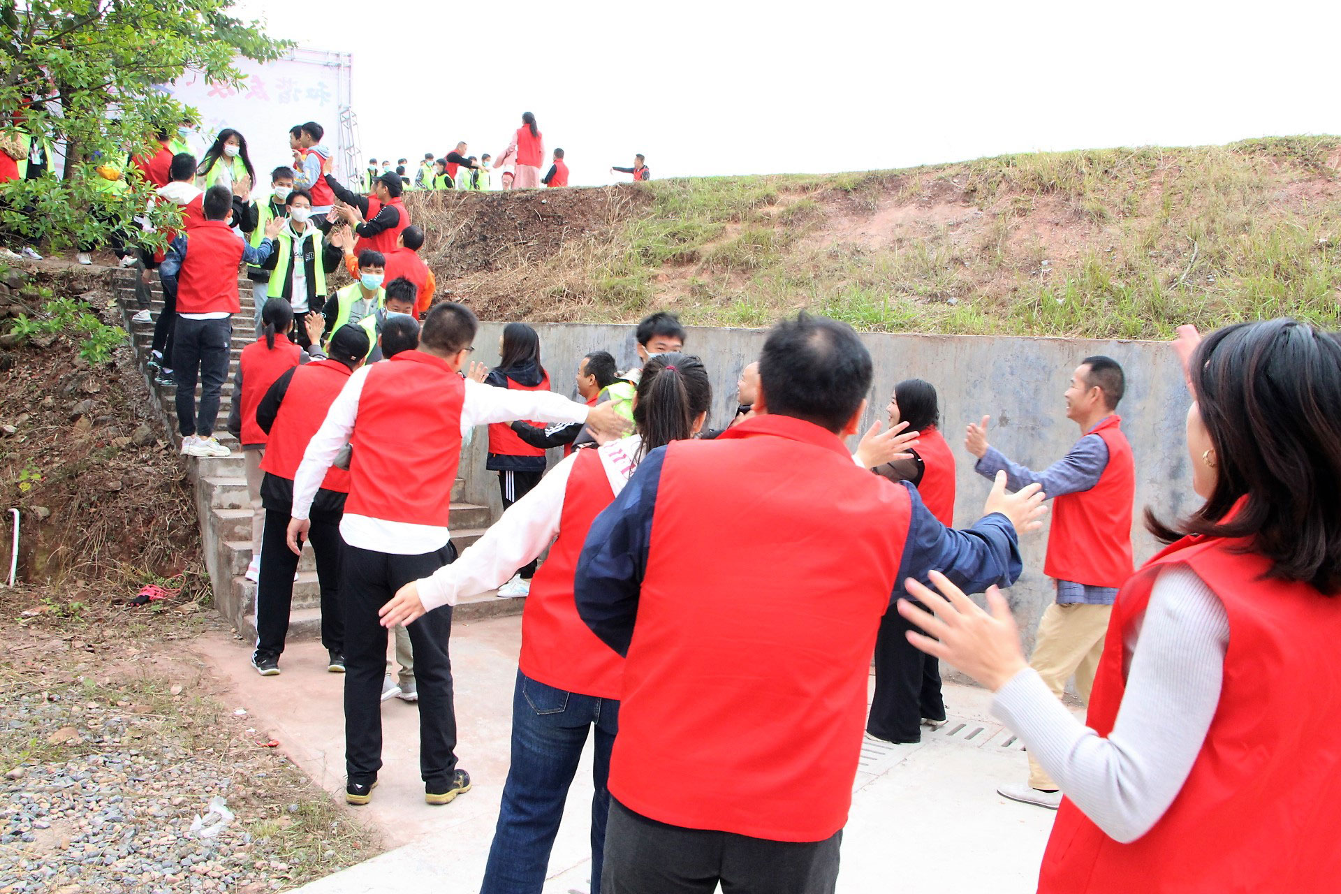 创盈芯实业联合“IN22”家族走进河源助学送爱心