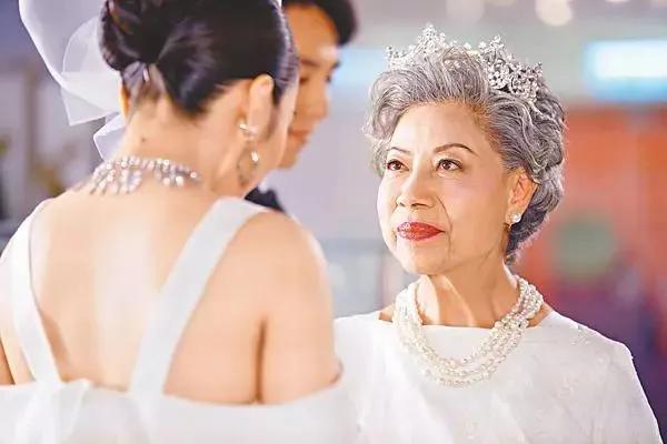 还记得“神婆专业户”罗兰吗？85岁的她如今过得怎么样