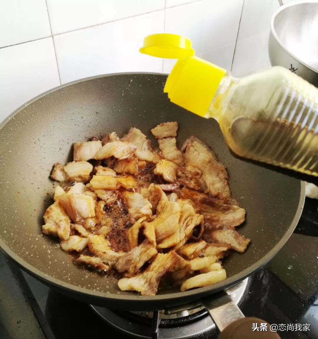 这个农家小炒菜,用萝卜干和猪肉一起炒,下饭就是香,肉贵也要吃