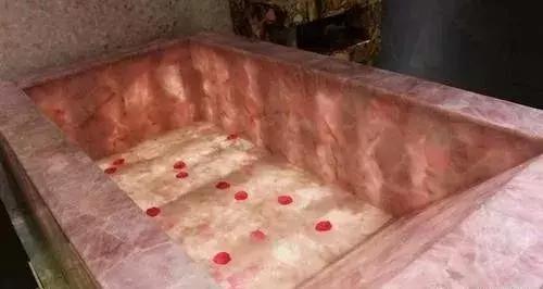 来，我请你洗澡，小编有个“价值10000000的石材浴缸”