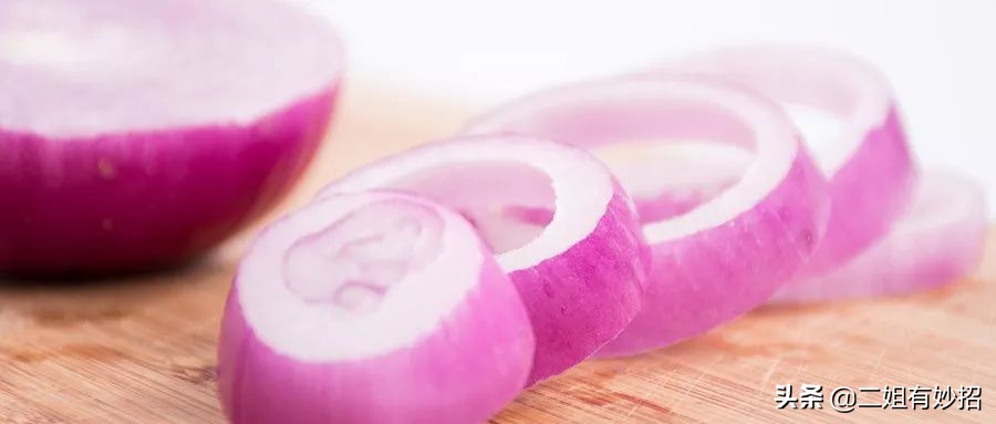 切洋葱总流泪戴个眼镜就解决,切洋葱不被辣到眼睛的方法