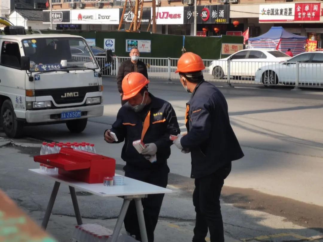 他一直都在诗歌,她一直都在作文600字