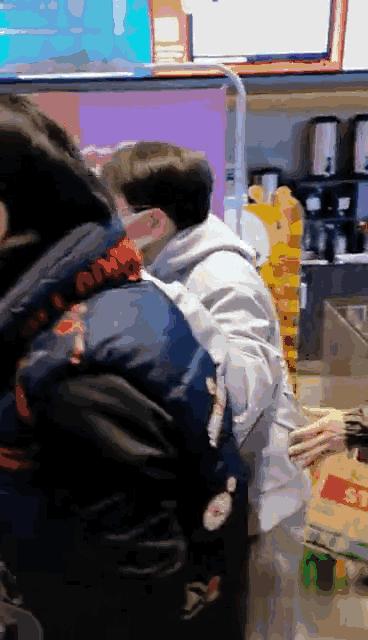 成龙宣传电影腰伤,成龙腰伤复发走路图片