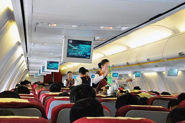 坐飞机耳朵疼戴什么东西管用,坐飞机不能带什么零食和注意事项