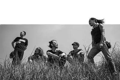 现身硬地围炉夜，范小米直播采访网易云火爆原创音乐人