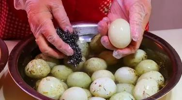自制咸蛋有妙招,个个流油还翻沙,比外面买的美味还健康