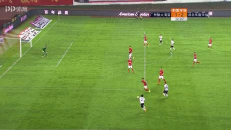 足球比赛中如何破对方的密集防守,足球密集防守怎么破