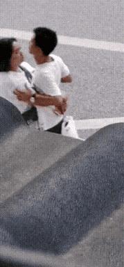 穿恨天高坐地铁的社死现场,两位男士都不忍看这次“崴脚表演”