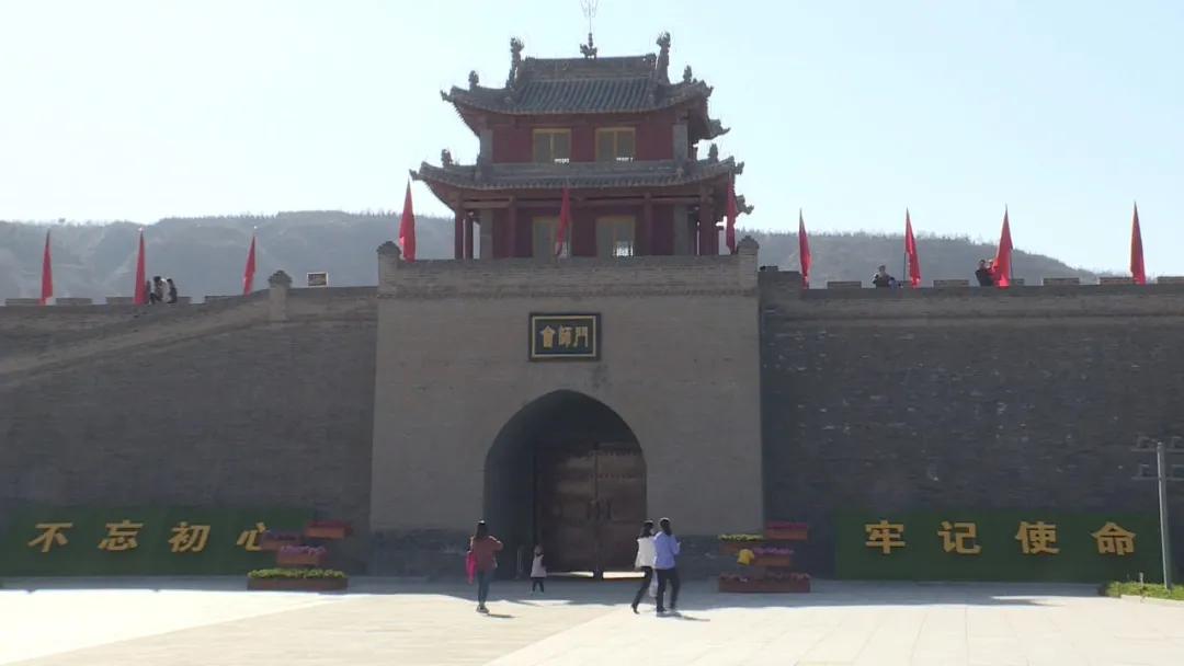 甘肃省青少年校园足球联赛酒泉市代表队瞻仰红军会宁会师旧址