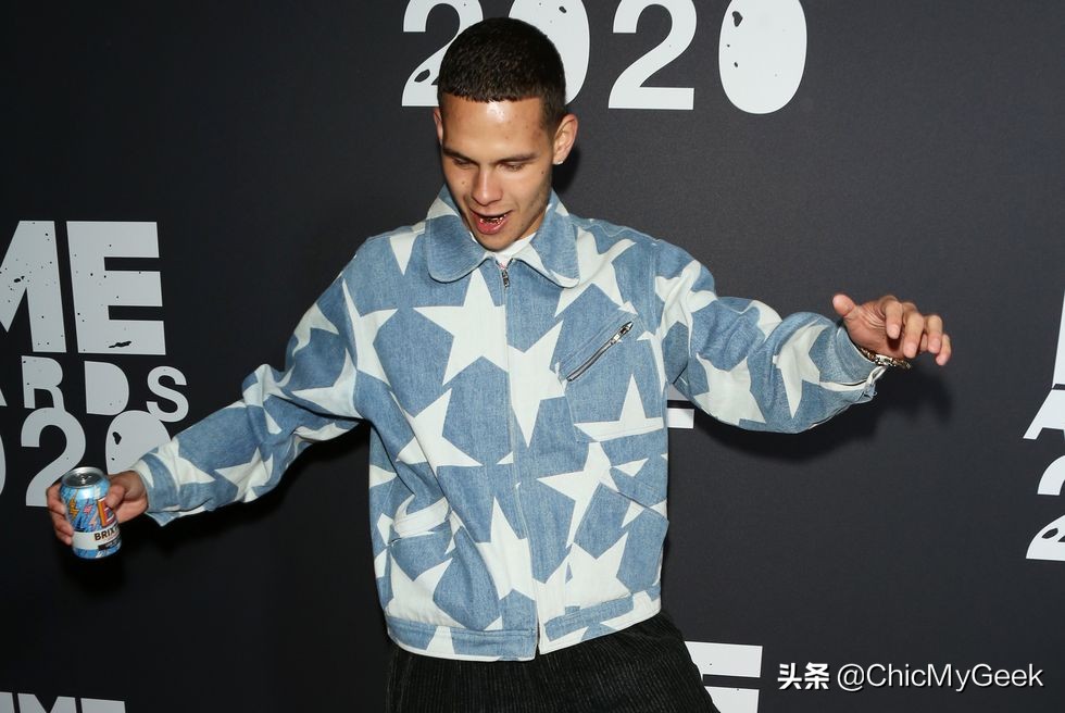 英国饶舌歌手骚扰女主持人,英国饶舌歌手调戏主持人