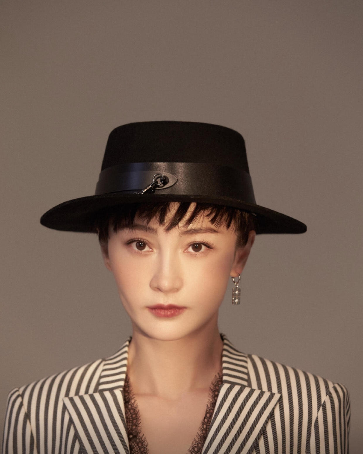 姚笛穿薄纱裙配什么发型,姚笛淡粉色深v裙秀身材