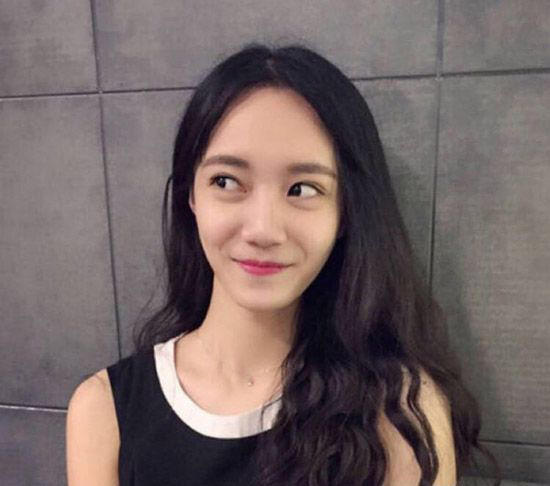 圆脸男生中分烫头发型简单易打理,圆脸中长款卷发发型推荐