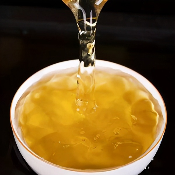 老班章、冰岛、易武三大茶系中，老茶客为何喜欢收藏易武茶？