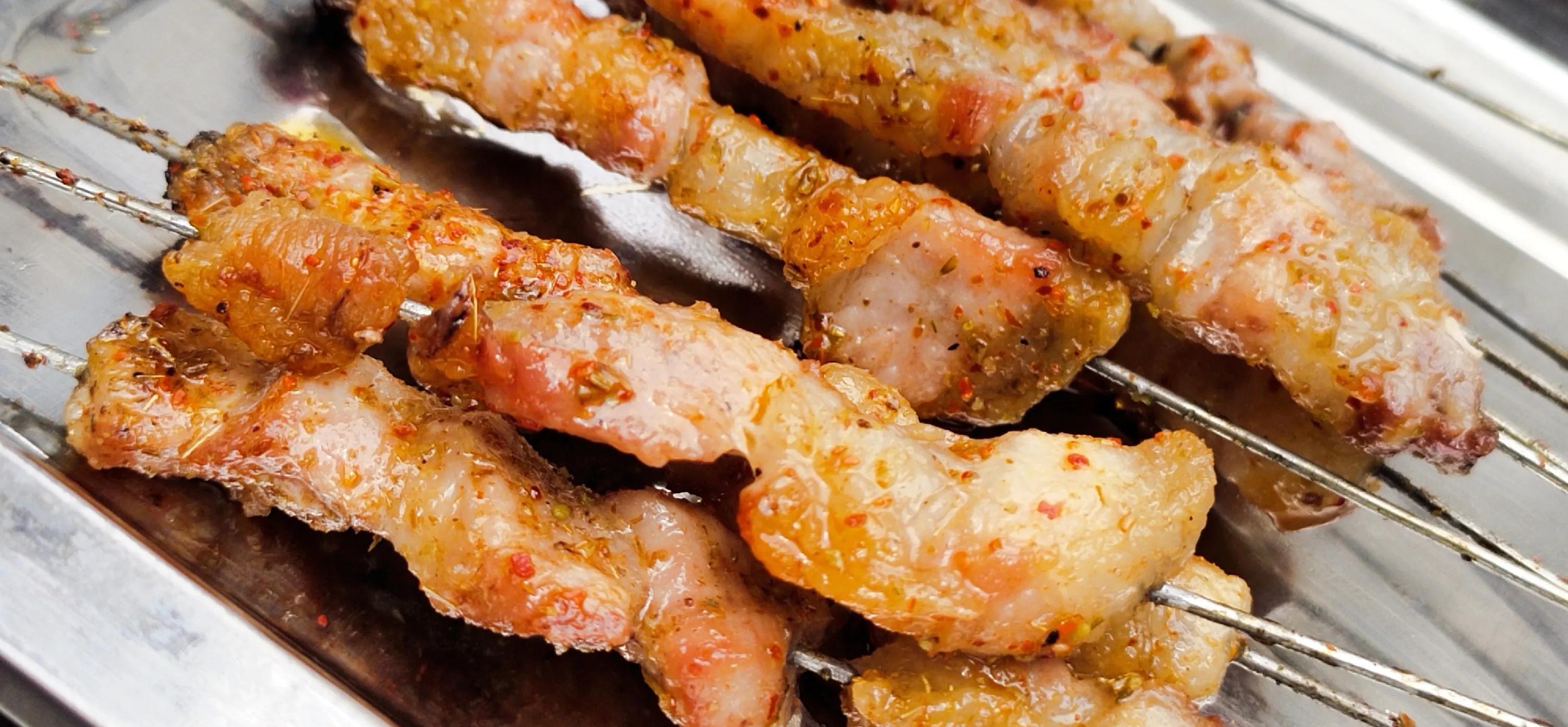 青岛黄汤拉面飘着绿色的油沫,青岛黄汤拉面