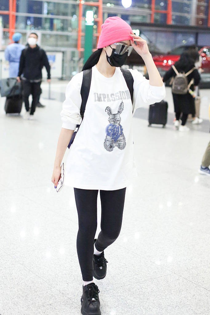 范冰冰英伦风穿搭现身时装周,范冰冰穿衣搭配大红裙现身香港