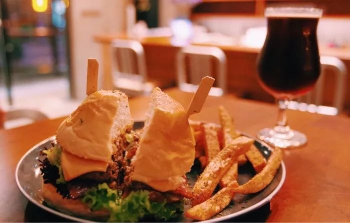 武汉适合一个人去的小酒馆,武汉不贵小资的酒馆