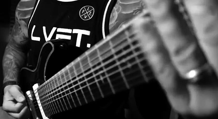 在高手如林的比赛中获胜,世界顶级四位吉他大师