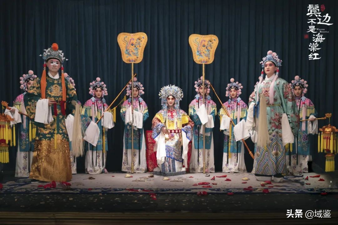 动辄数十万的京剧戏服，写满了中国故事